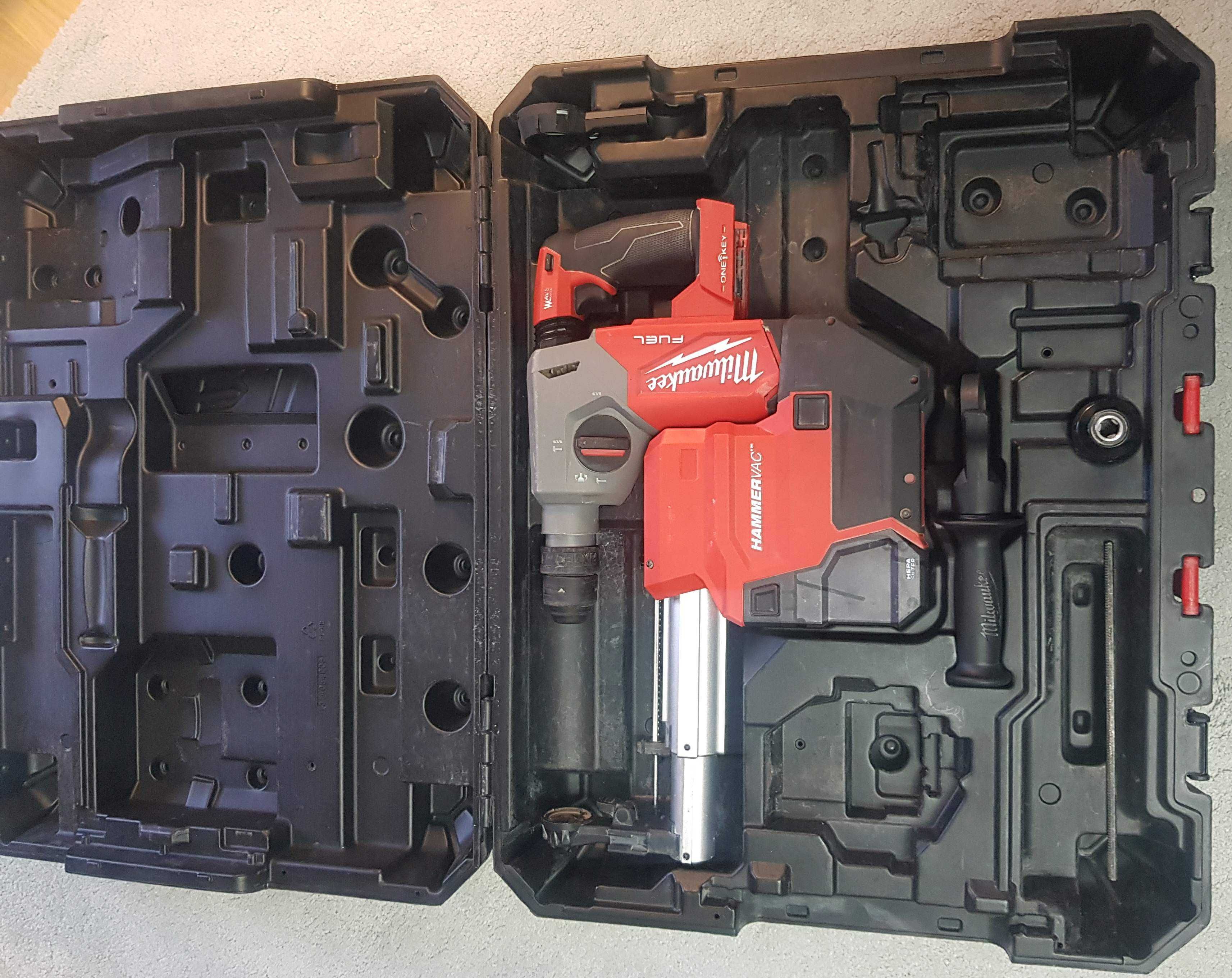 Młot Milwaukee SDS-PLUS z odsysaczem