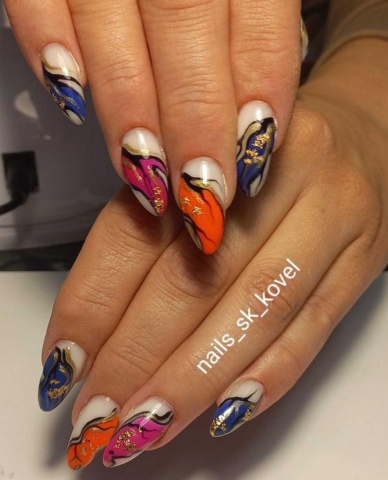 Манікюр, педикюр, нарощування нігтів