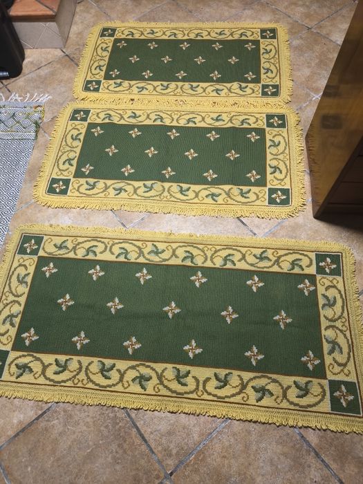 Tapetes Arraiolos Lote 3 Peças.
Conjunto de três tapetes Arraiolos com