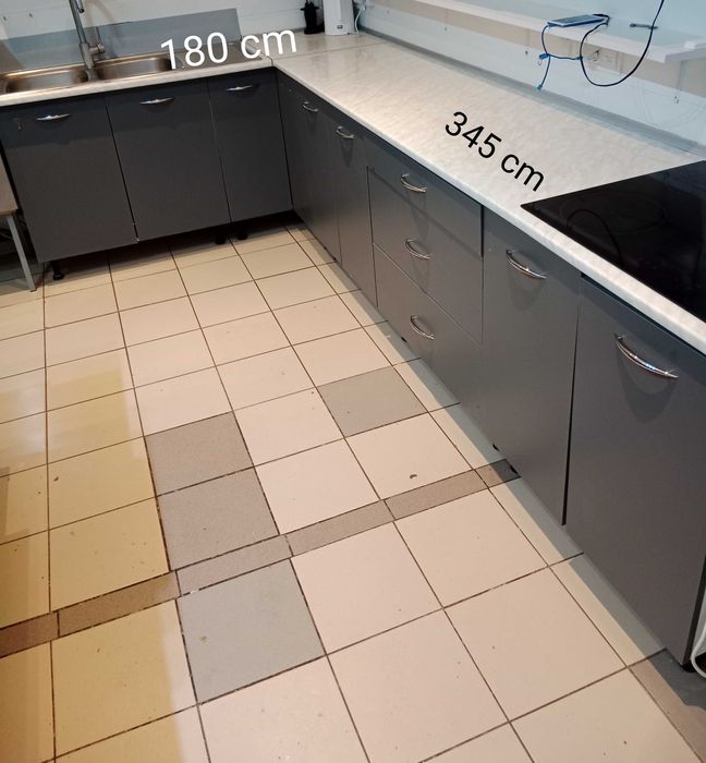 Zestaw szafek z blatem i zlewem