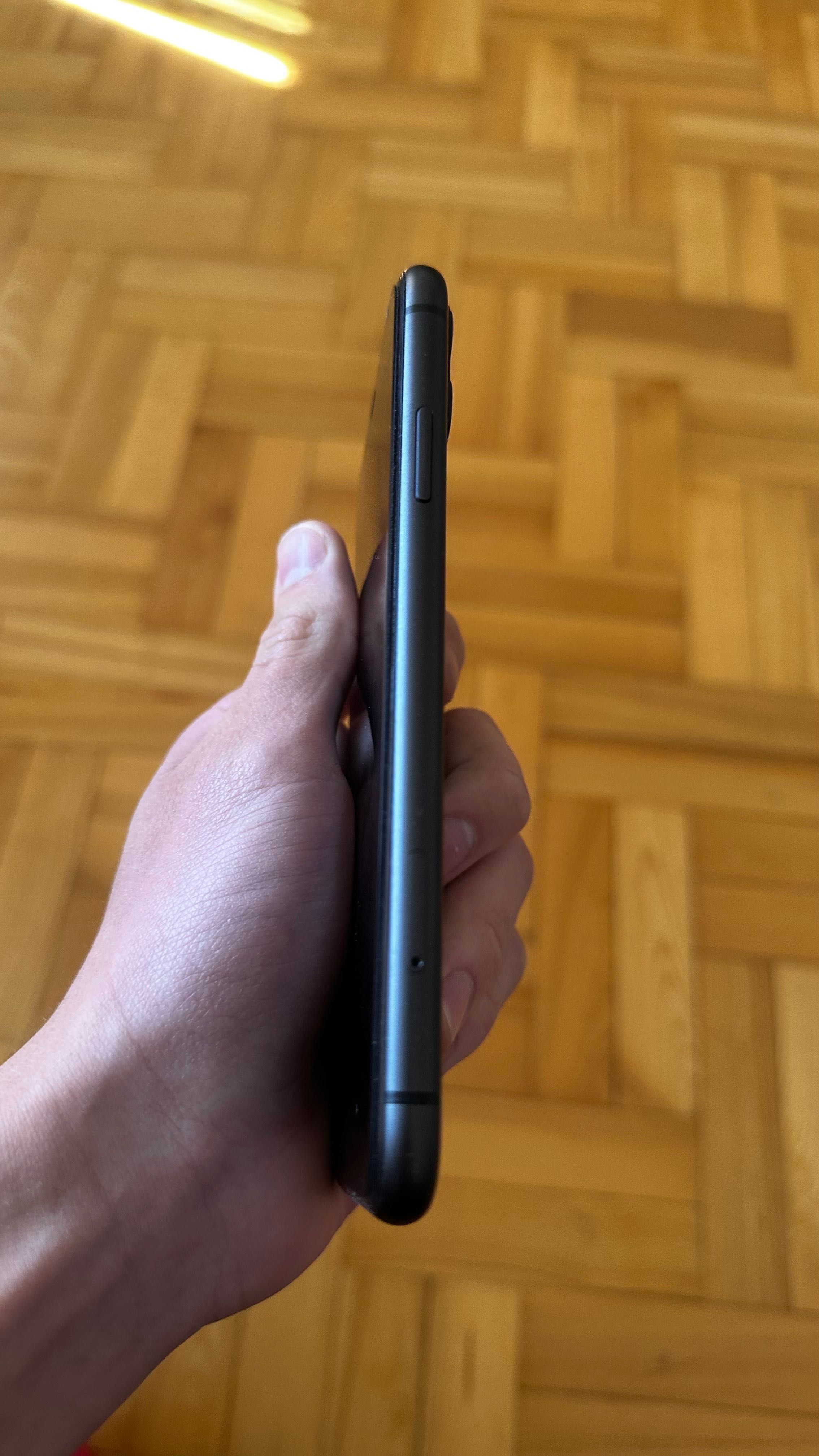 iPhone 11 black.