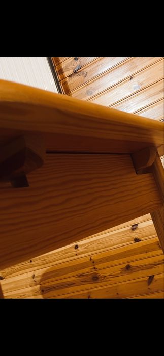 Stół sosnowy lakierowany