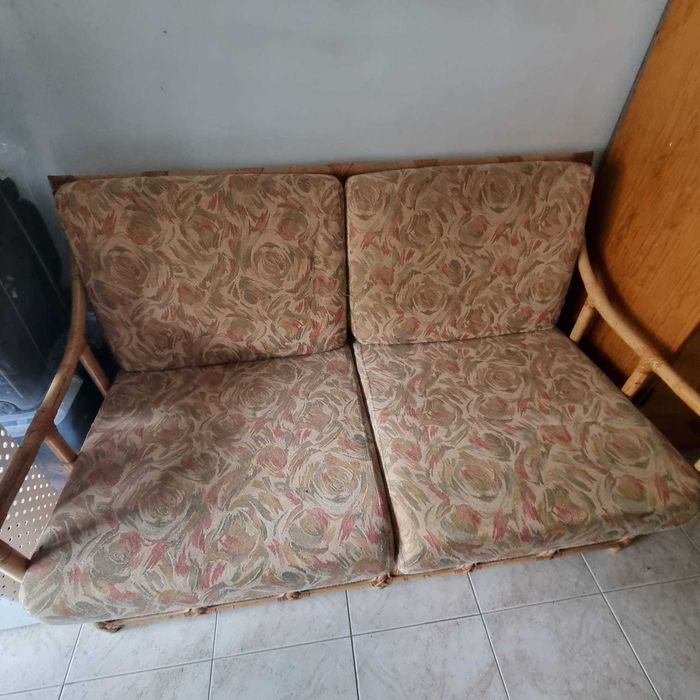 Armário, sofá e mesa de cozinha