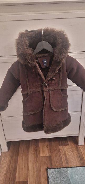 Ubrania dla dziewczynki rozmiar 116 Kożuszek z firmy Gap jak nowy