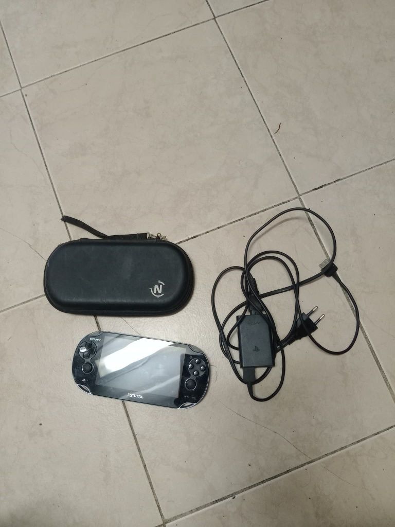 PsVita com cartão de memória 16gb , carregador original e uma bo
