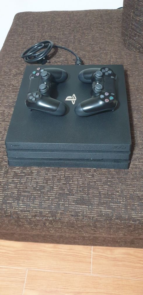 Vendo Ps4 Pro 1TB + 2 comandos + Jogos