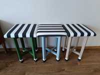 trzy 3 stołki taborety tapicerowane zestaw stołek taboret drewniany