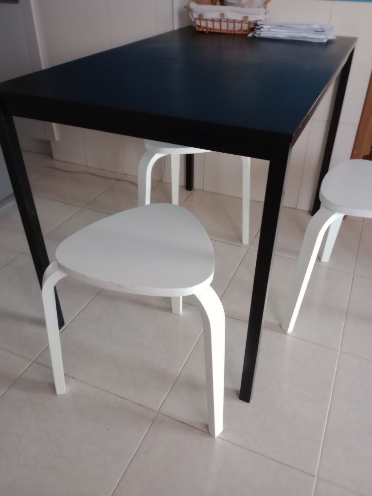 Mesa retangular IKEA +3 bancos IKEA