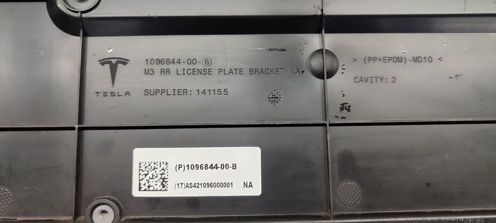 1096844-00-B кронштейн номерного знака Tesla. подіум
