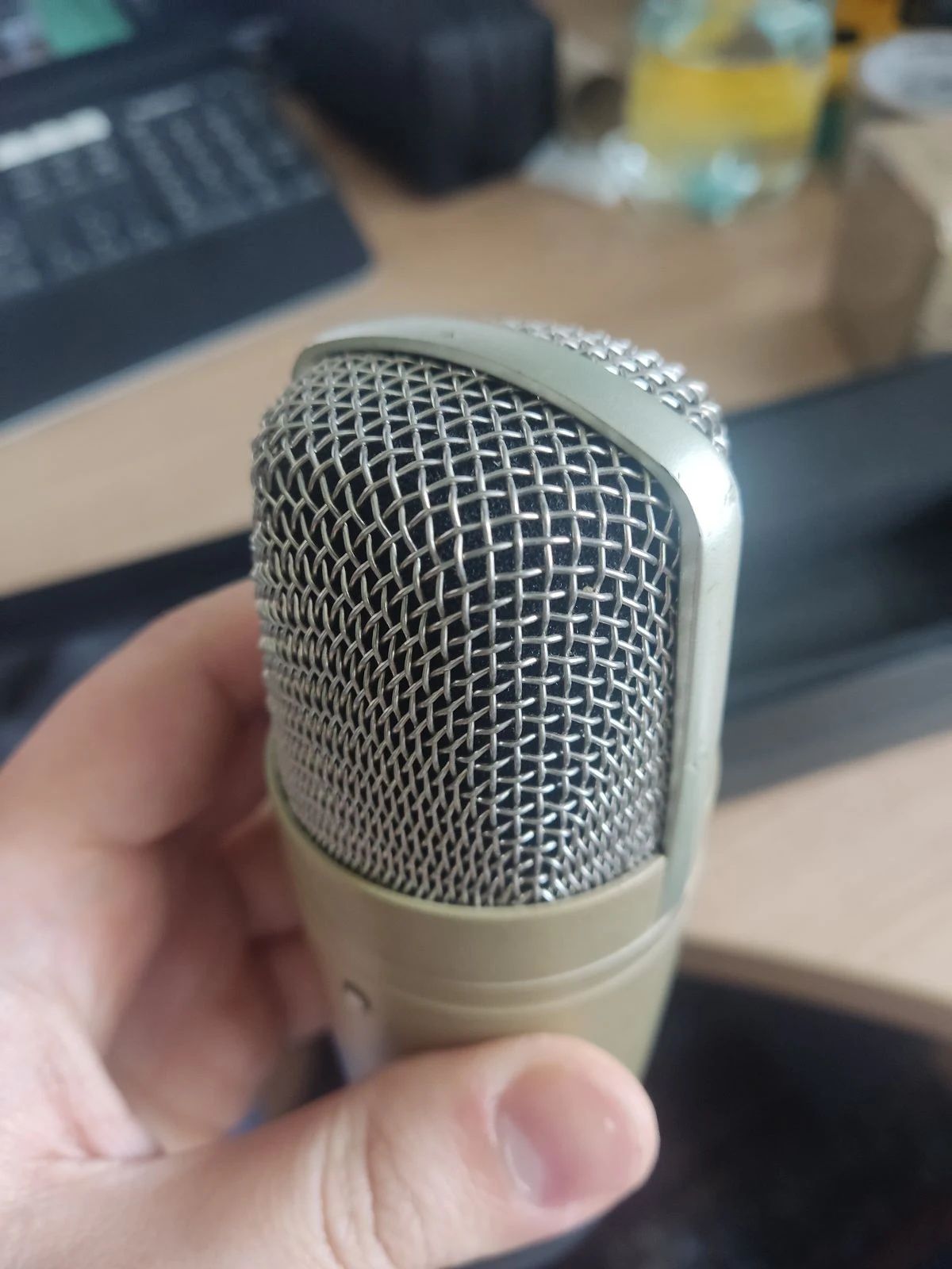Mikrofon pojemnościowy Behringer C-1 do podcastów lub wokalu
Mikrofon