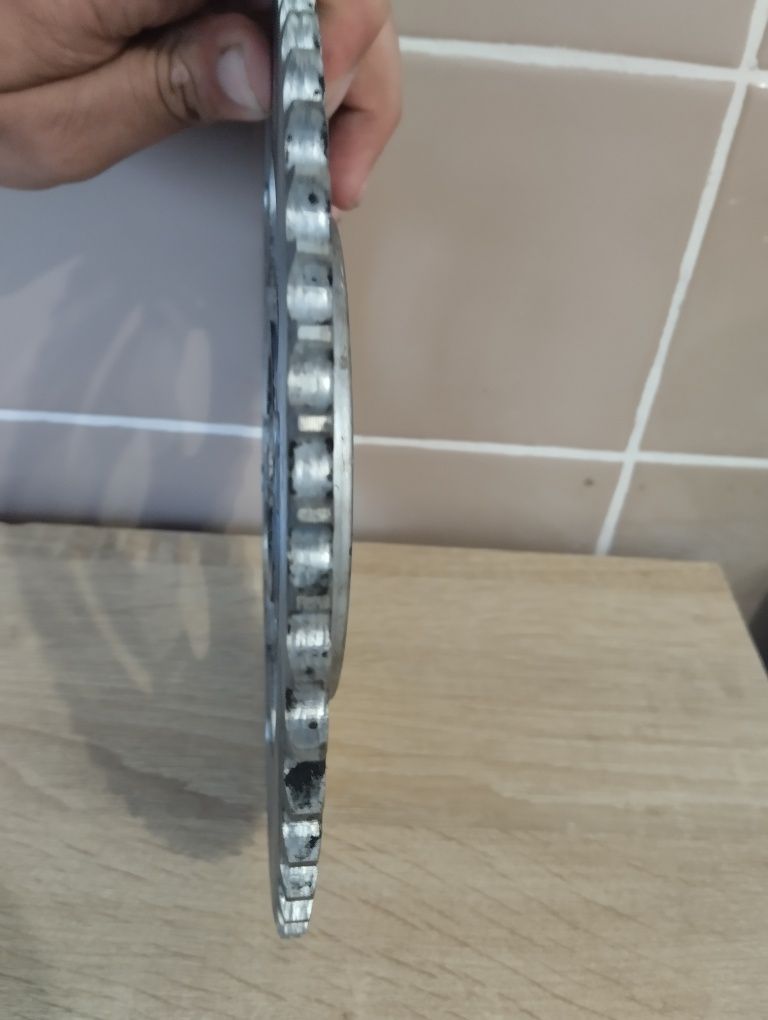 Продам зірку на мотоциклі марки CHOHO 428-56T