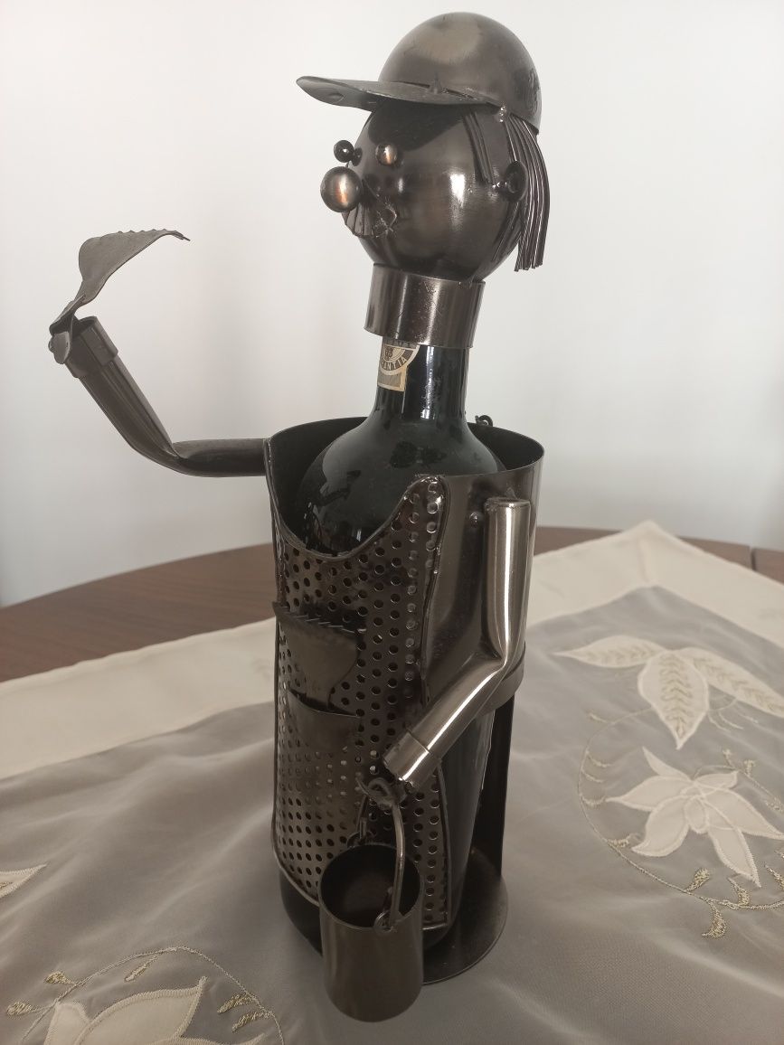 Bonito suporte,  original de garrafa em metal impecável