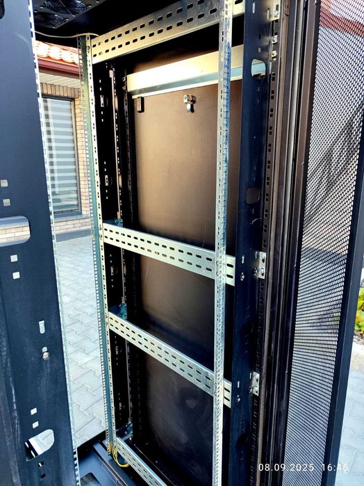 Серверна шафа ESTAP 19" 42U 800x1000мм перфор. двері, на колесиках