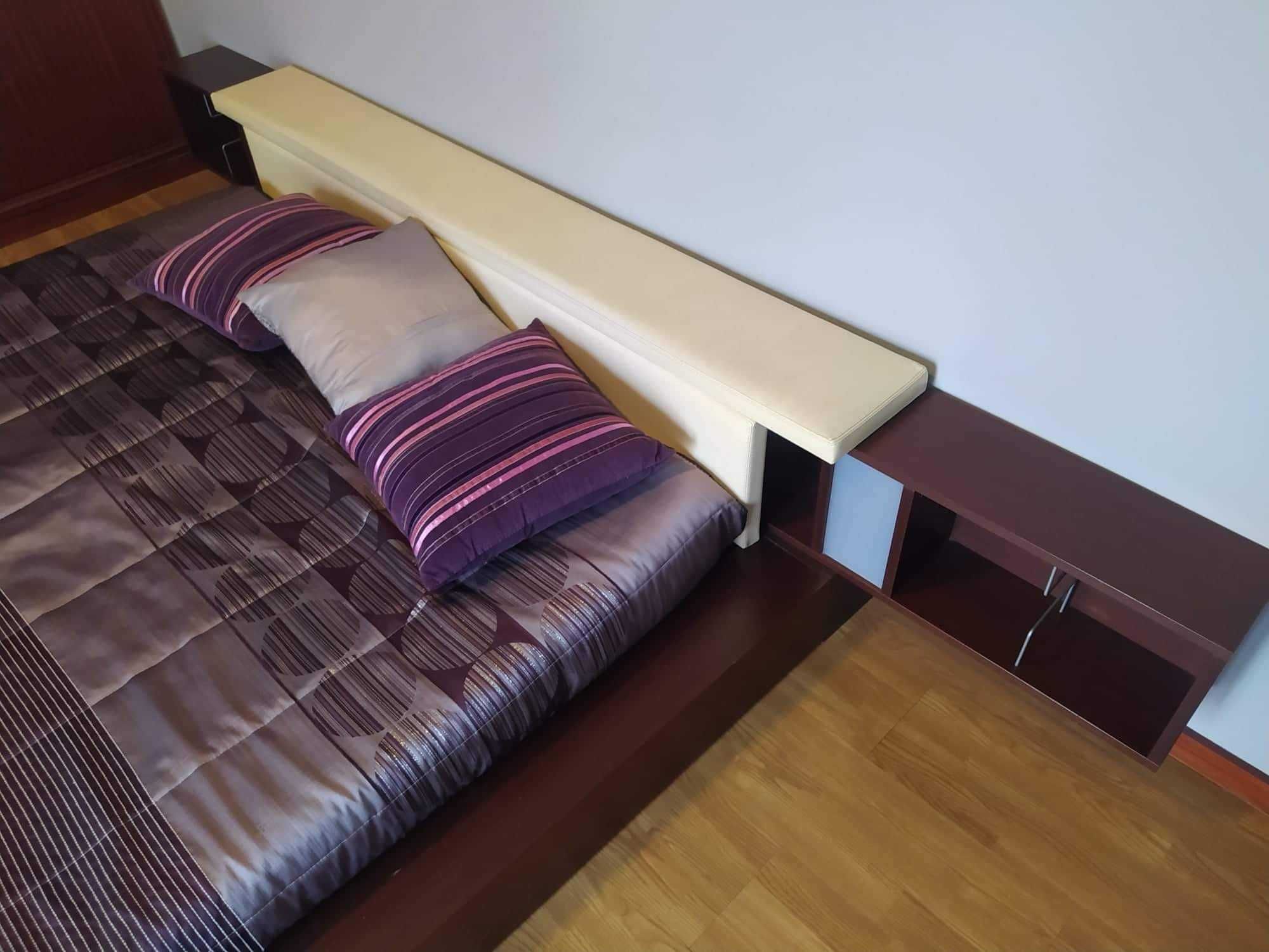 Cama casal com mesas cabeceira