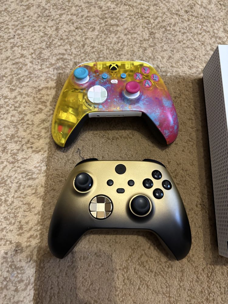 Xbox One S 1 Tb + 2 pady + gry