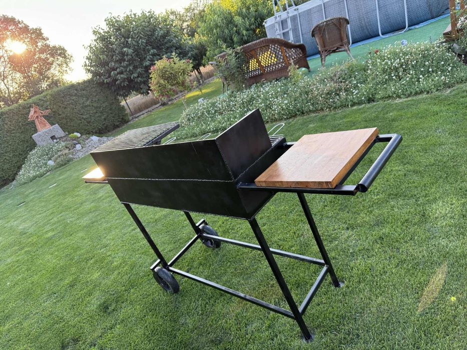 Duży grill mobilny,solidny.
