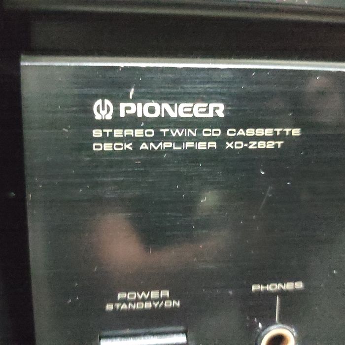 Aparelhagem Pioneer com colunas e móvel