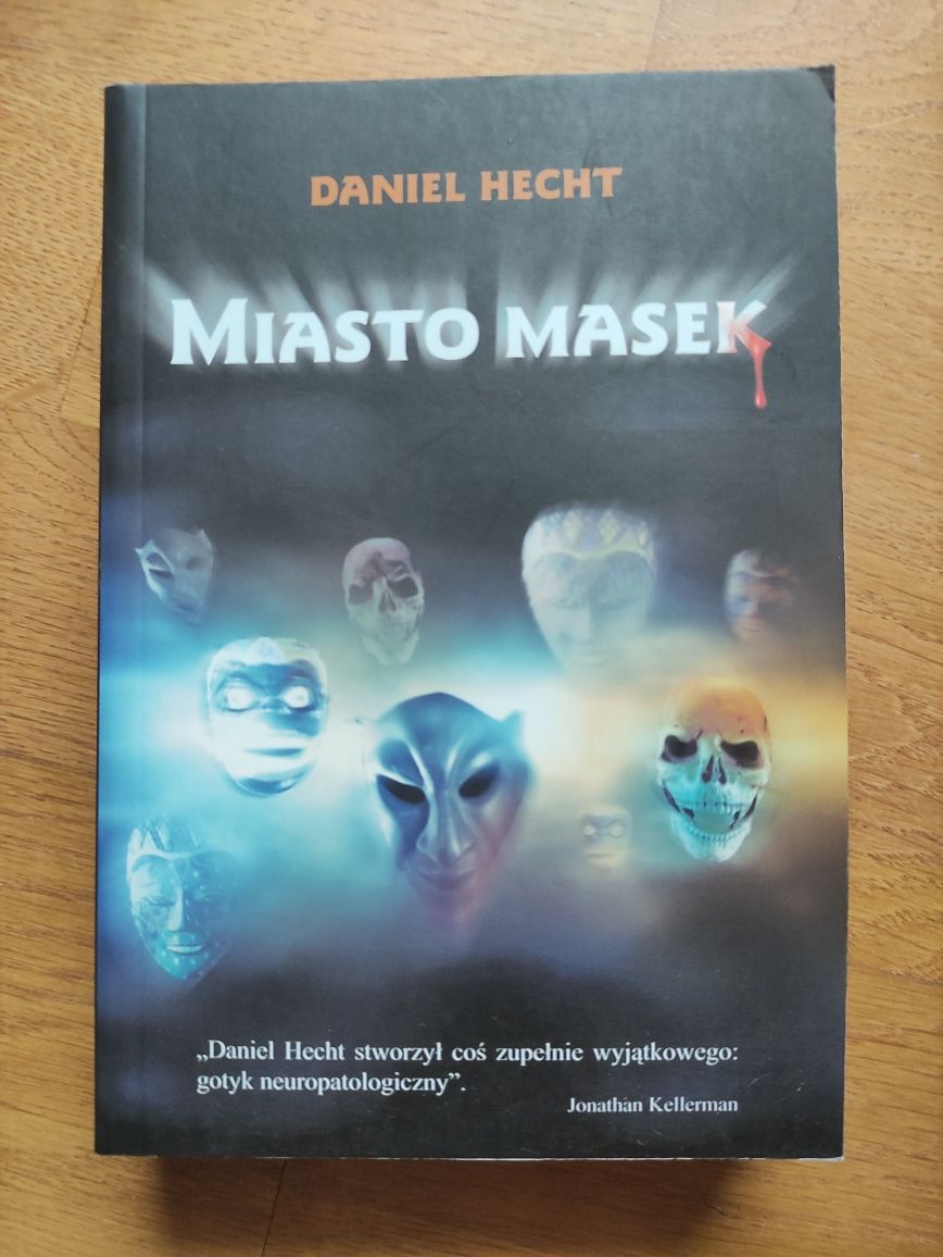 Miasto masek, Daniel Hecht