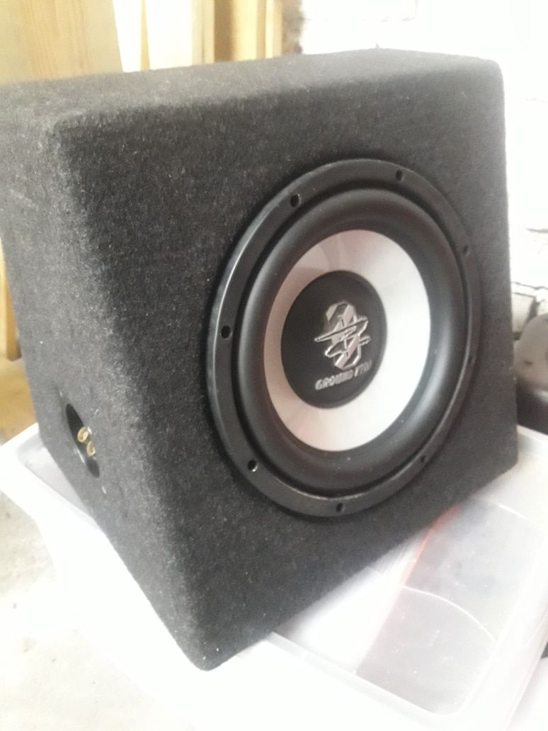 Subwoofer w obudowie