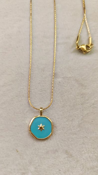 Naszyjnik z gwiazdką_ złoto i emalia