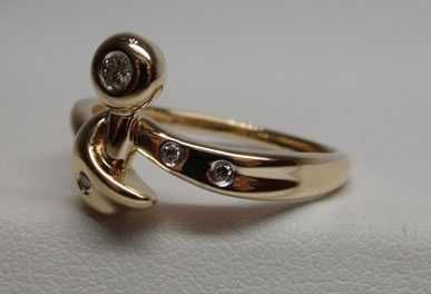 Złoty pierścionek z diamentami delfin spleciona ozdoba R.14
