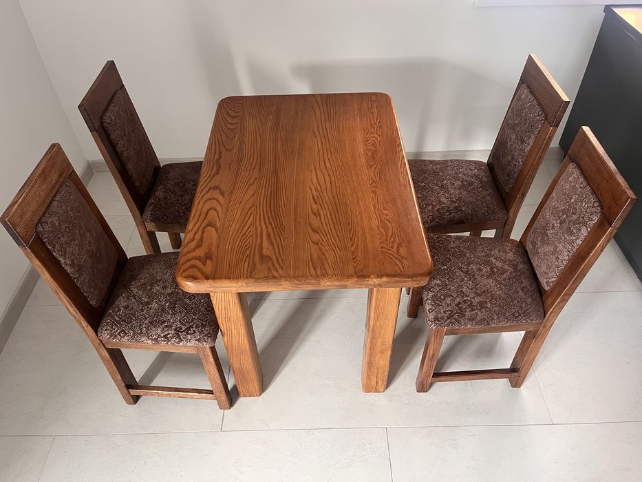 Кухонний стіл з кріслами