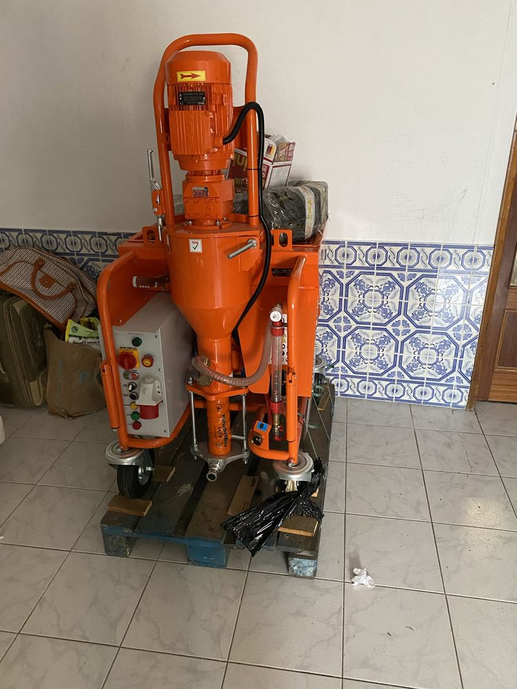 Alugo máquina de estuque e reboco