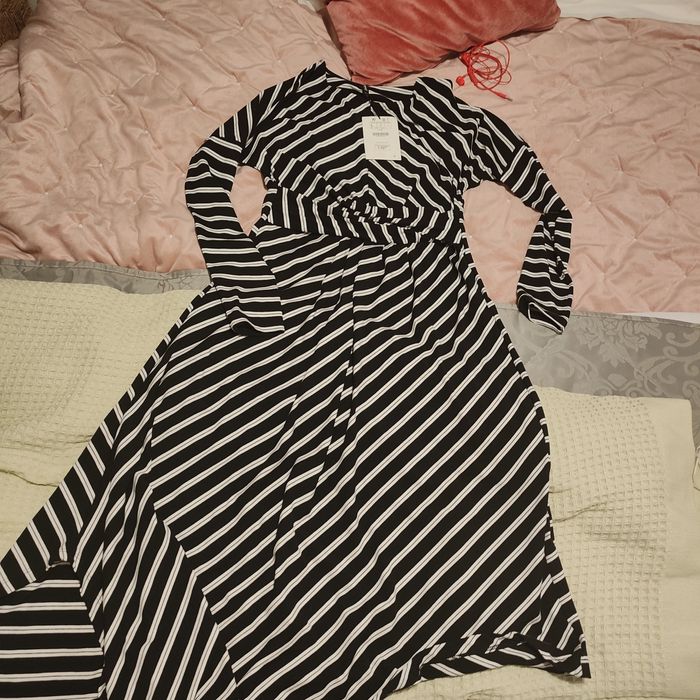 Vestido as riscas pretas e brancas Stradivarius