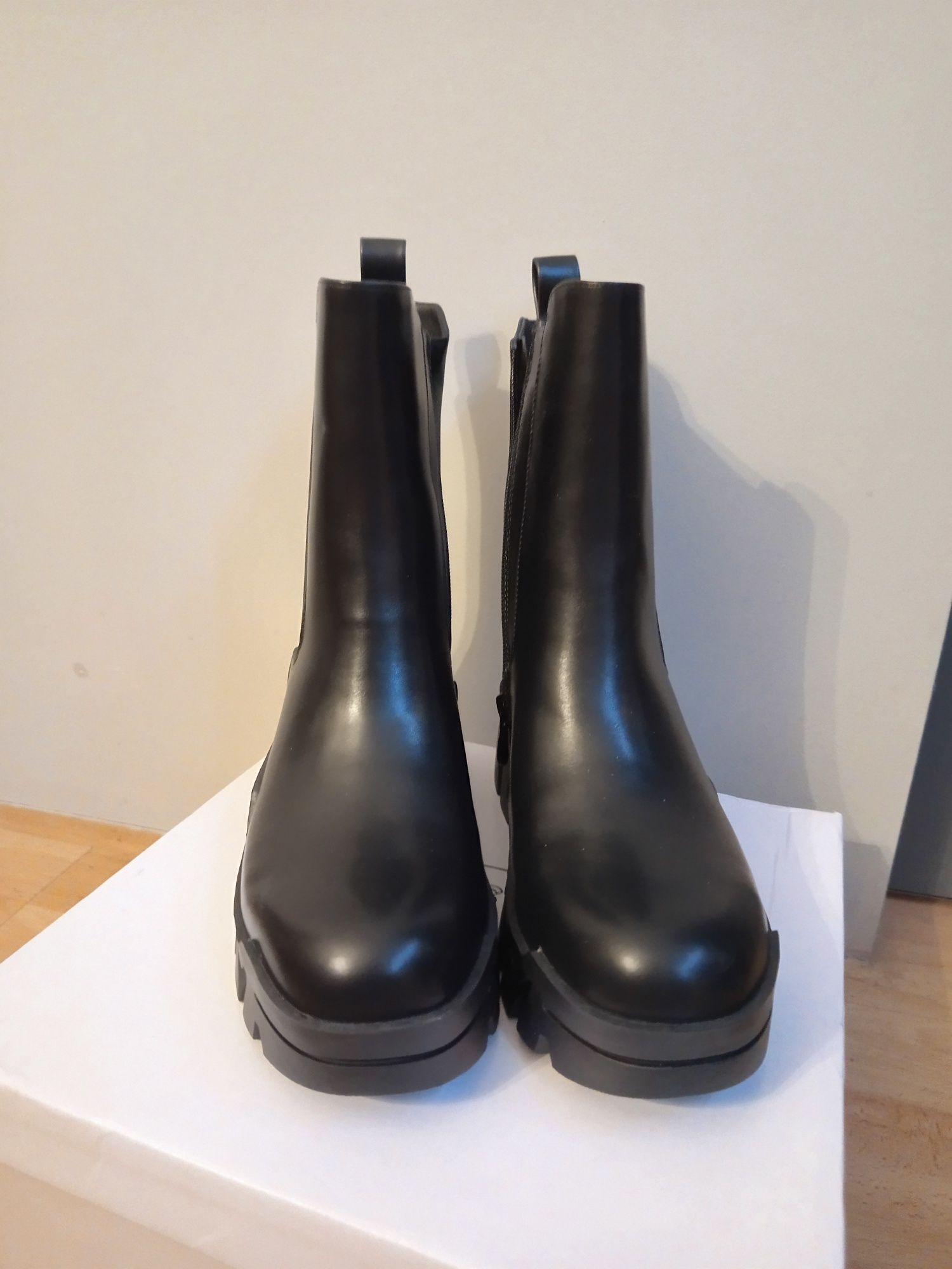 Czarne buty botki