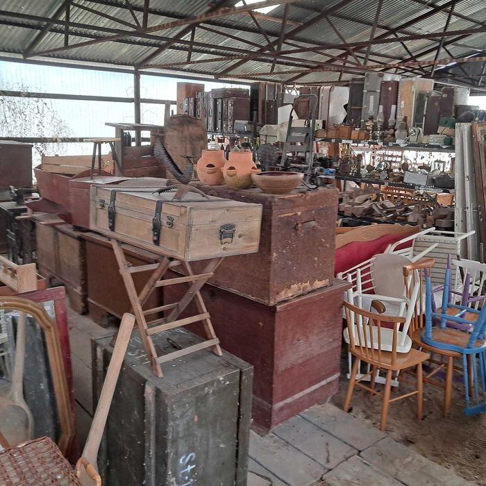 kredens stół szafa komoda krzesła stolik szafka skrzynia kufer łóżko