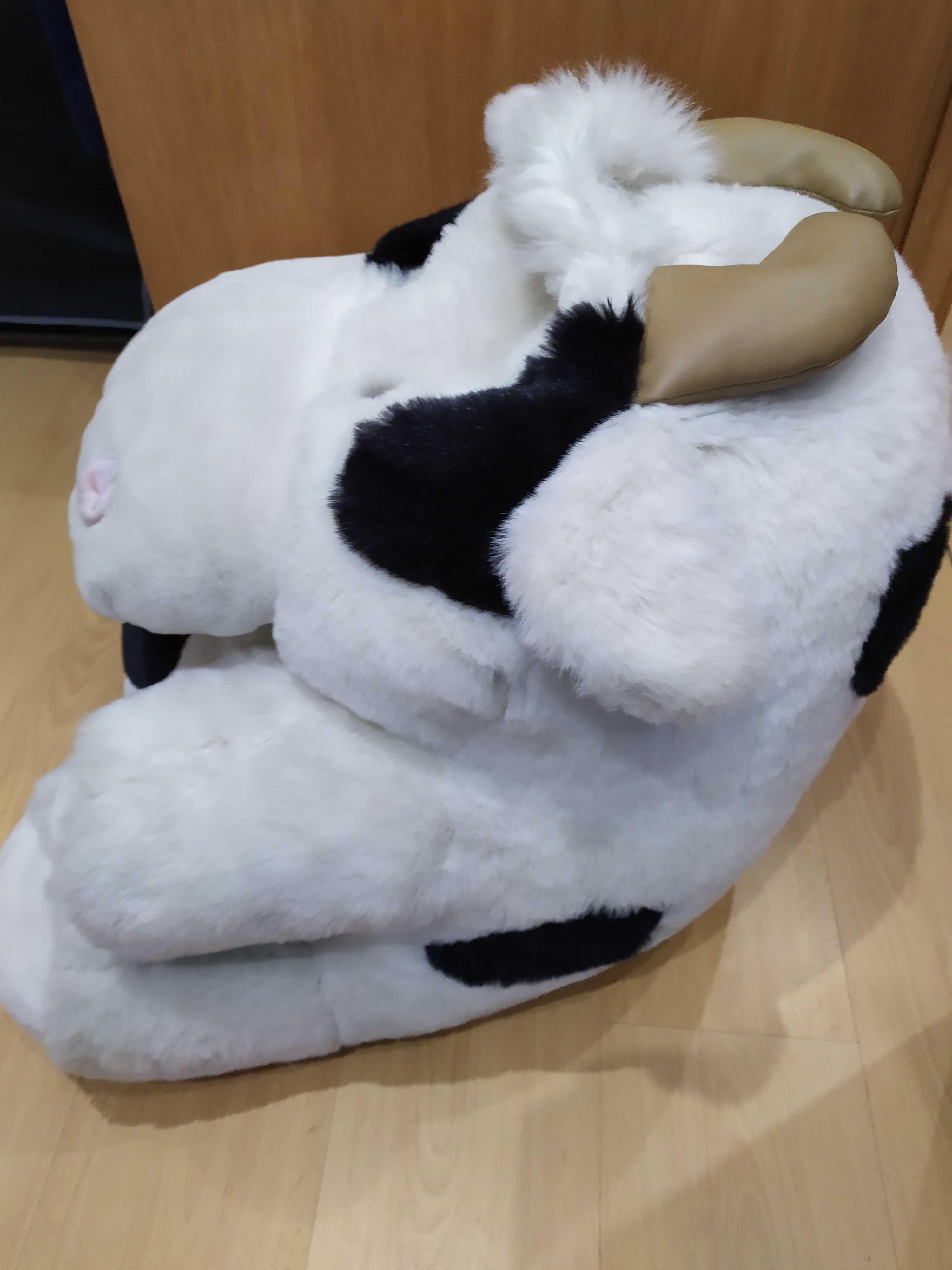 Peluche grande de vaca branca e preta