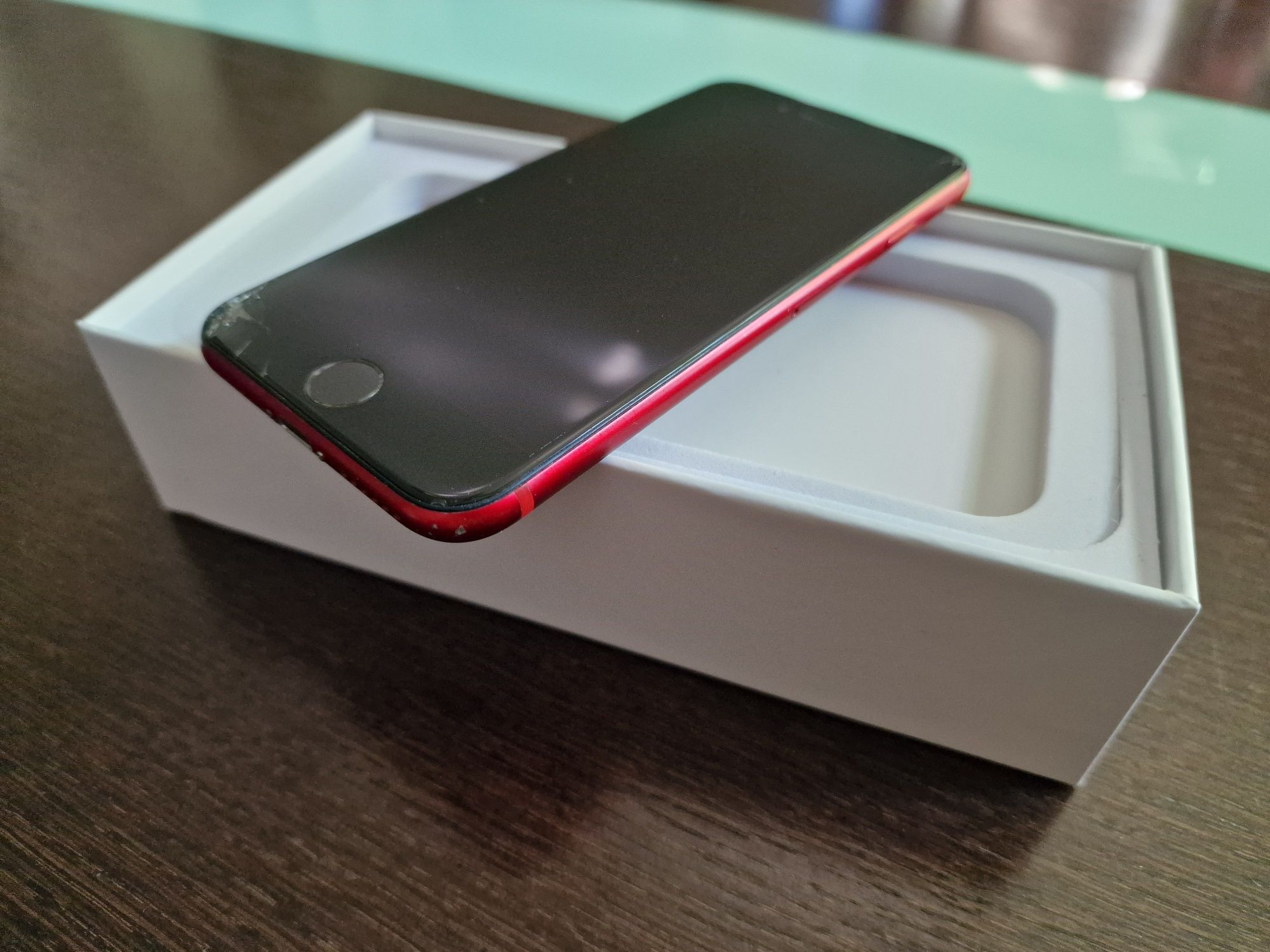 Używany iPhone 8, 256 GB, kolor czerwony .