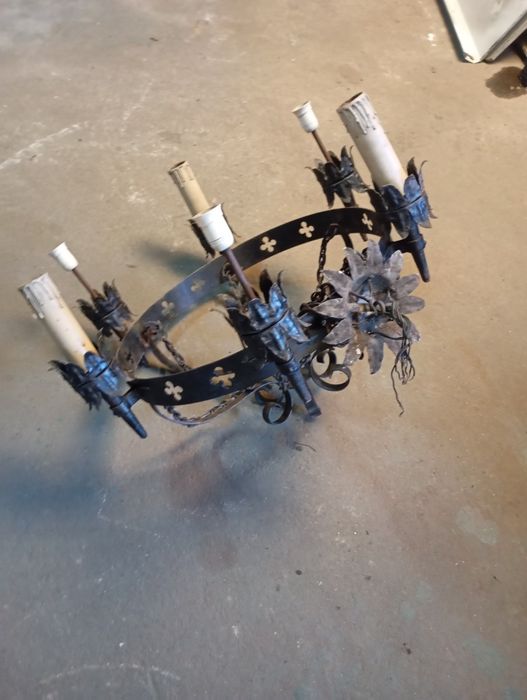 Vendo este cadeiro muito bonito bom estado de ferro