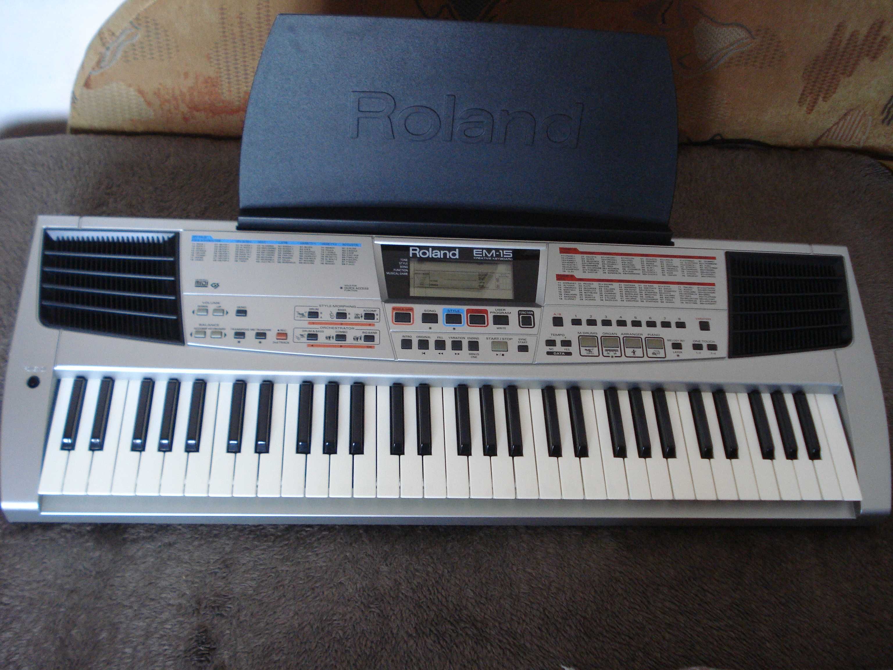 Синтезатор "Roland" EM 15