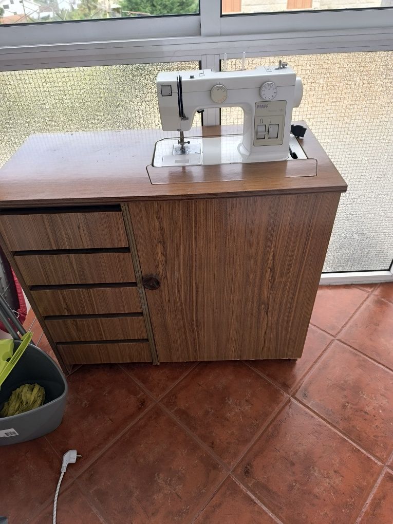 Máquina costura PFFAF com móvel como nova