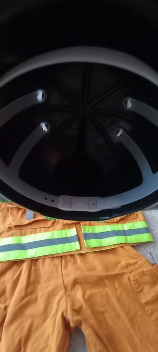 Dwuczęściowy strój strażaka z kaskiem Halloween na wiek 3-4 lata