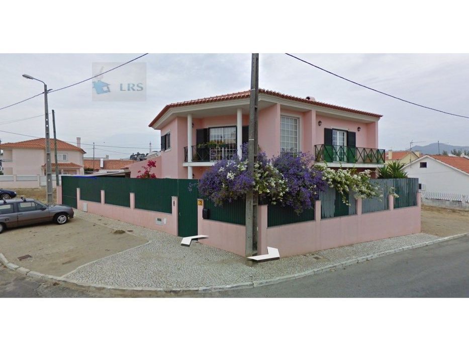 Moradia em Alcoitão - Excelente Oportunidade

Situada numa zona r...