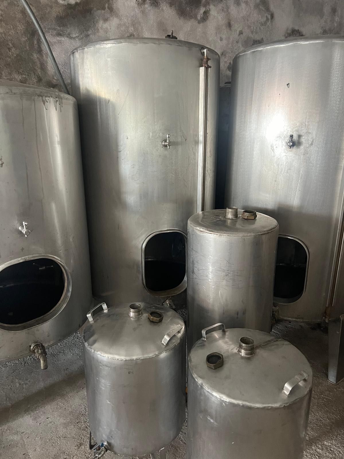 Vendo cubas em inox grandes e pequenas e masgadeira de uvas de limpeza
