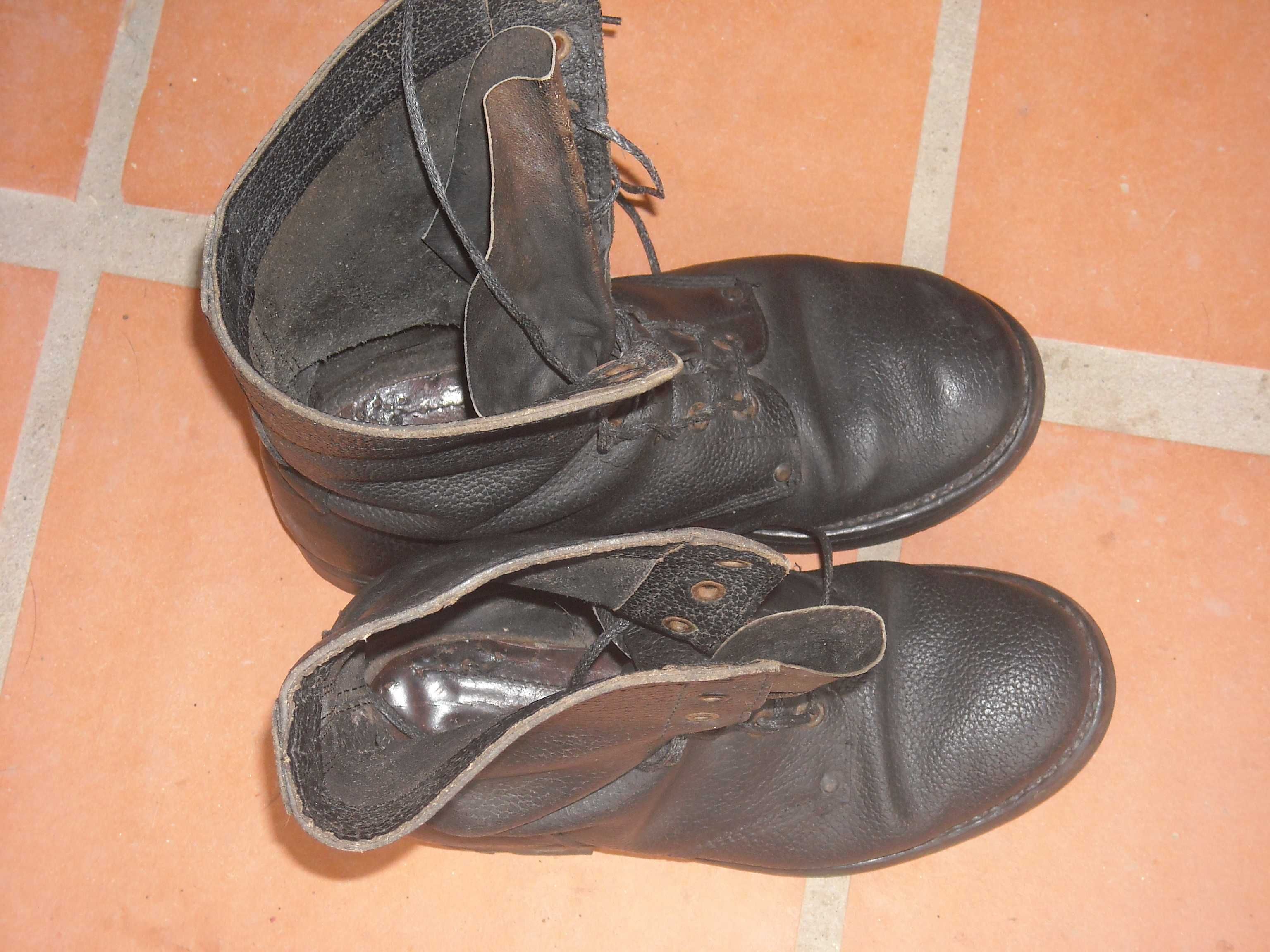 Botas da tropa antigas com pouco uso