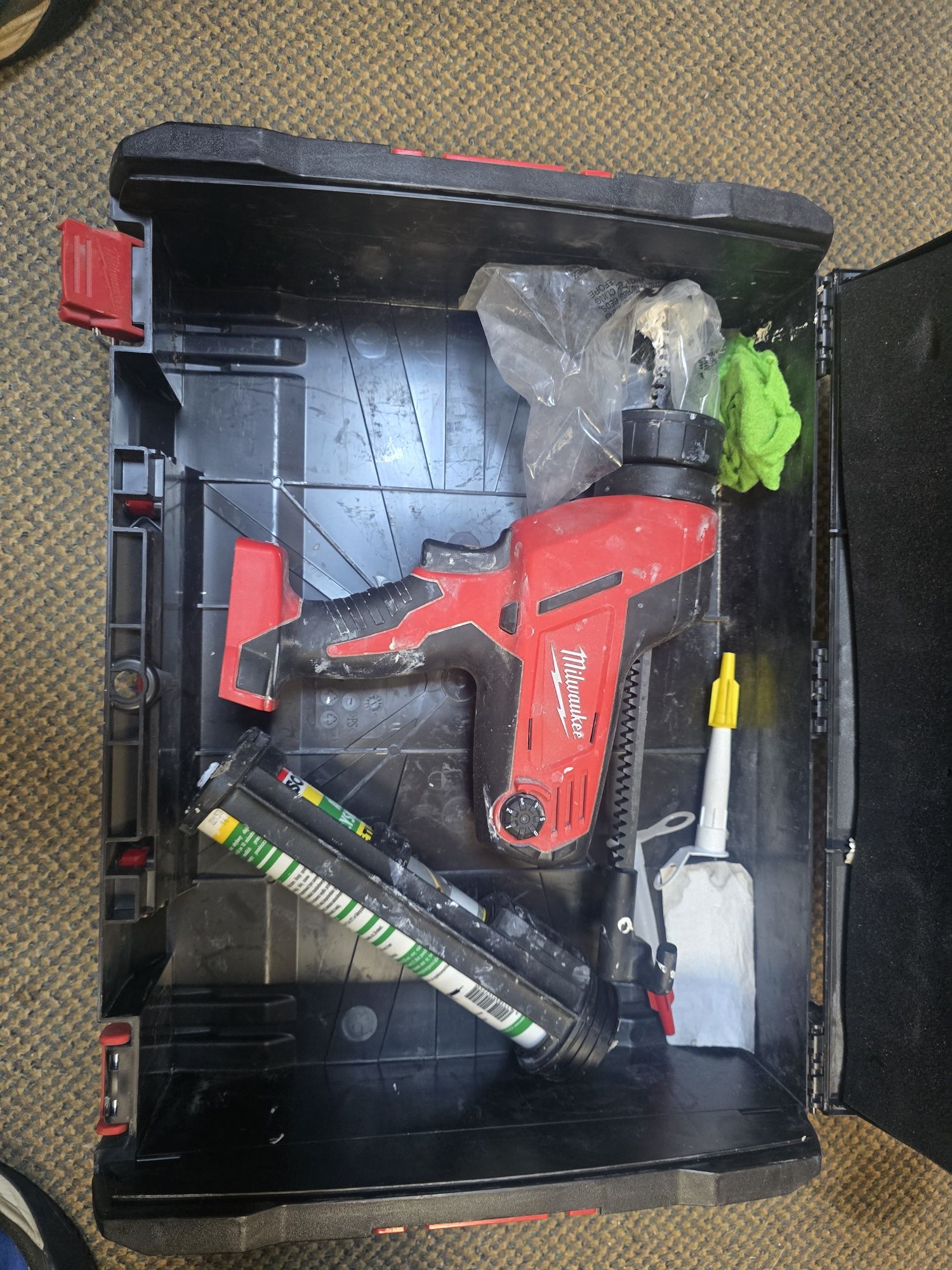 Pistolet do kleju milwaukee c18 pcg