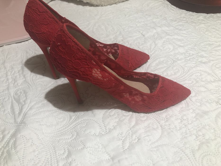 Sapatos stilleto vermelho rendados