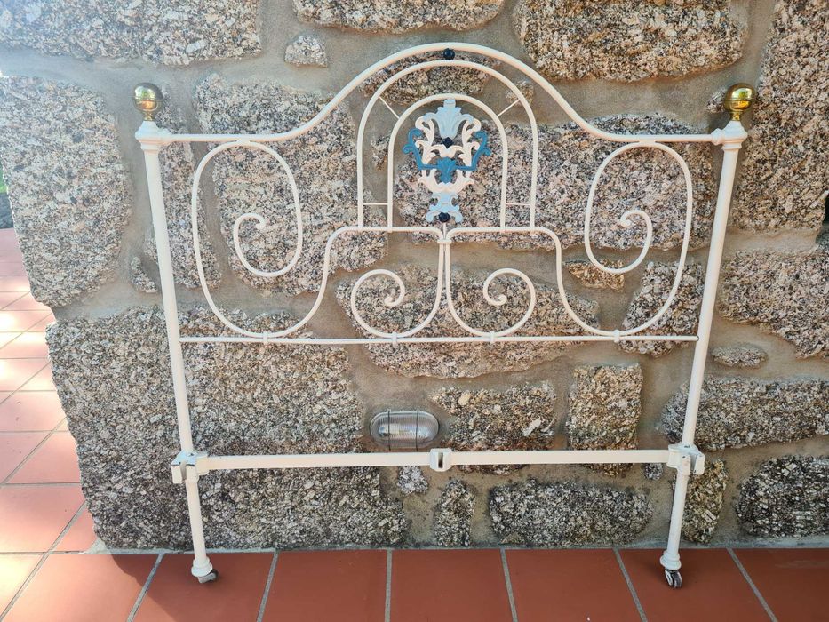 Cama de ferro antiga pintada