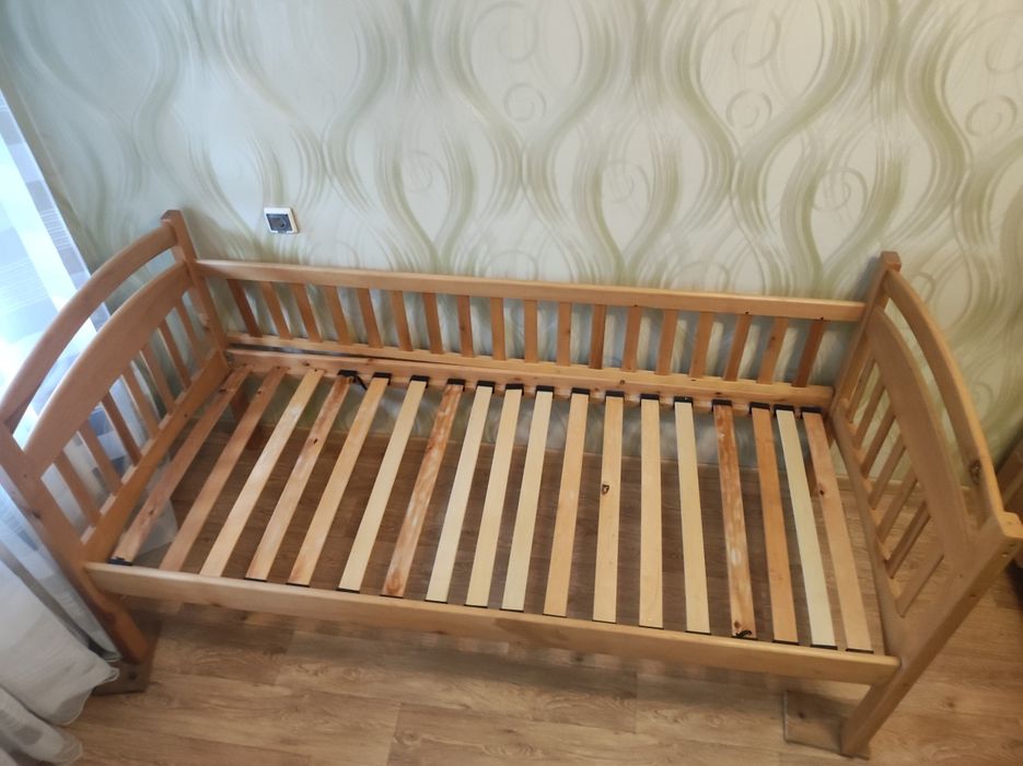Дерев'яні кроваті 2шт.