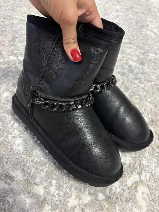 Продам уггі дівчинку