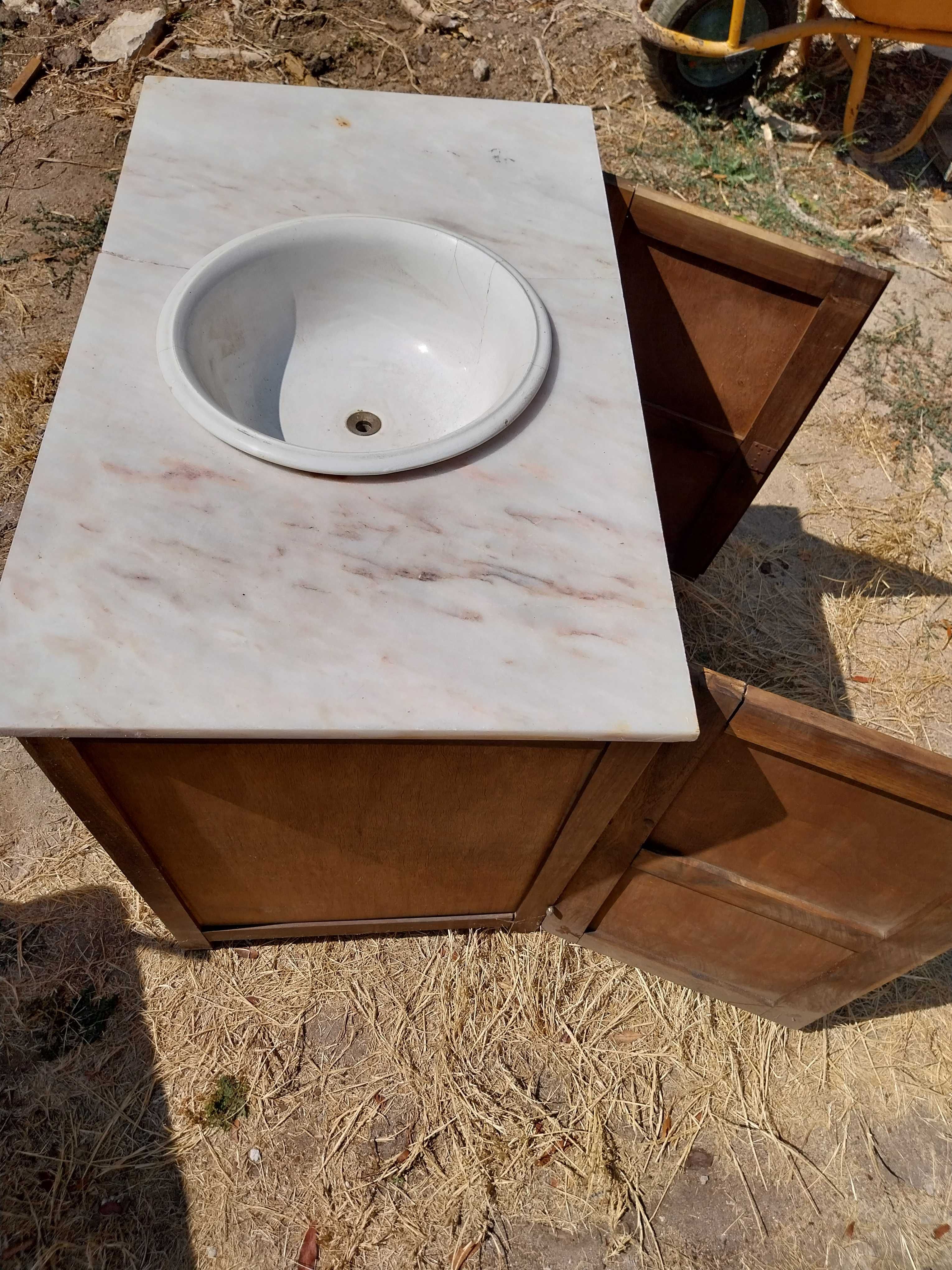 Móvel lavatório antigo em castanho maciço com tampo em mármore