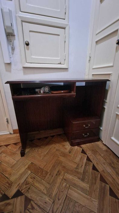 Secretária envernizada