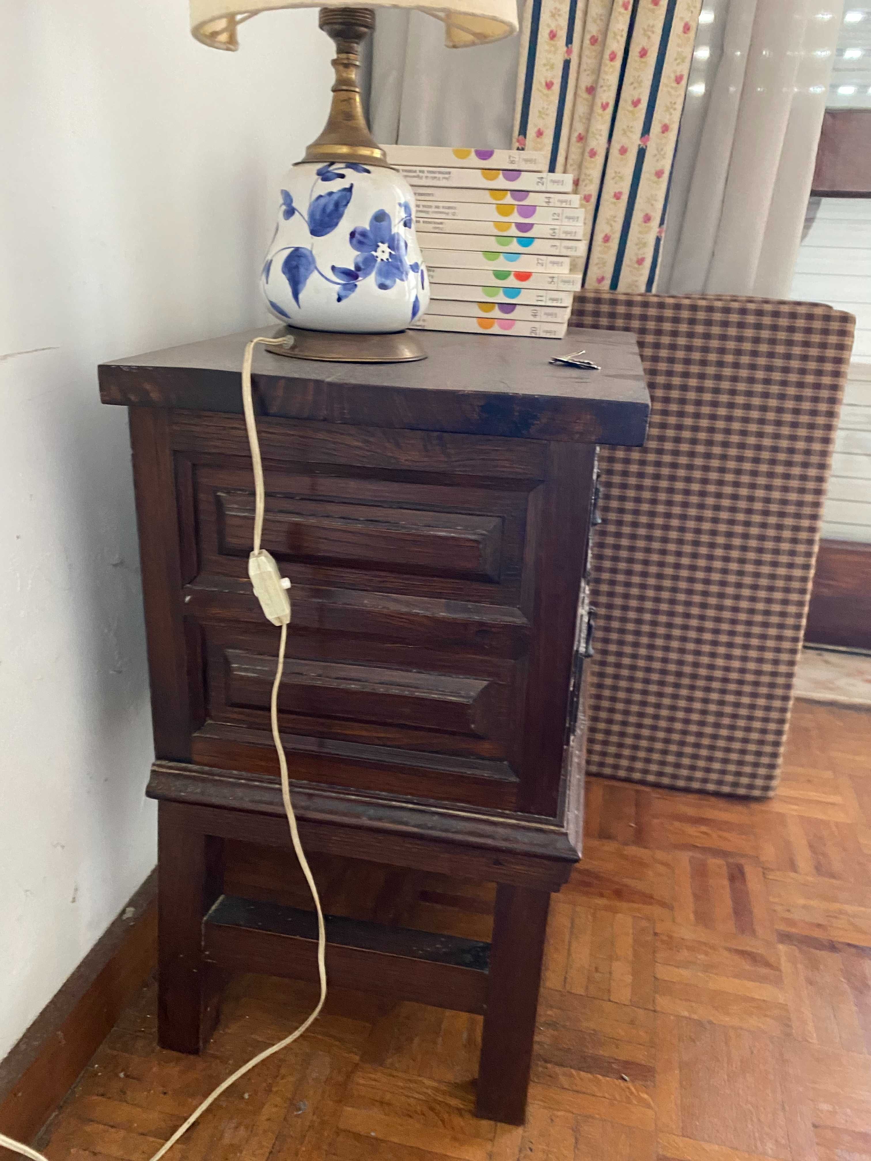 Mesa de cabeceira em castanho com duas gavetas