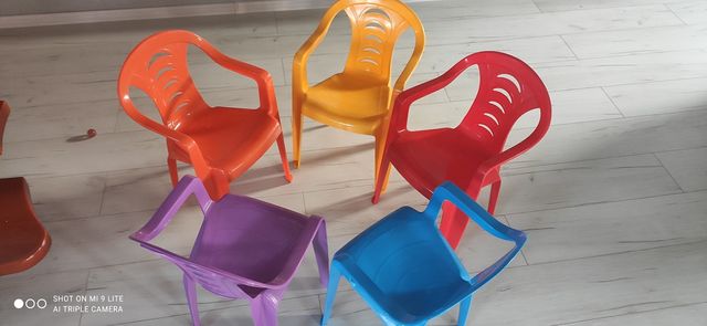 Plastikowe krzesła dla dzieci