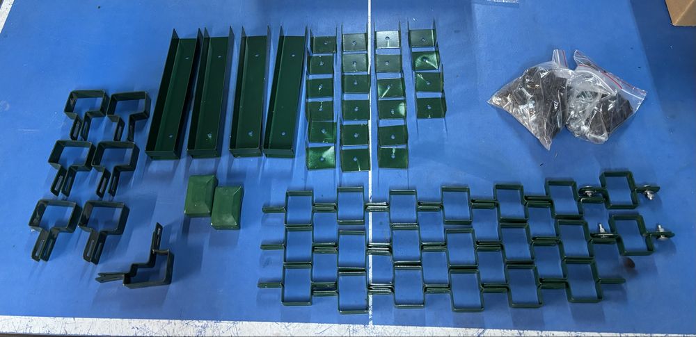 Elementy ogroszenia zielone. Akcesoria, uchwyty, kapturki