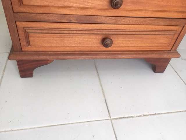 Criado-mudo / Mesa de Cabeceira